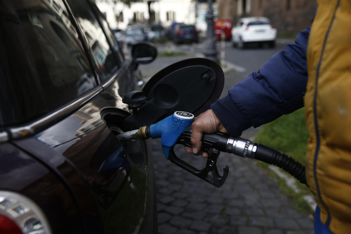 Galleria foto 'Carburanti, lo sconto sulle accise già divorato dai nuovi rincari: prezzi ancora in crescita' - foto 1