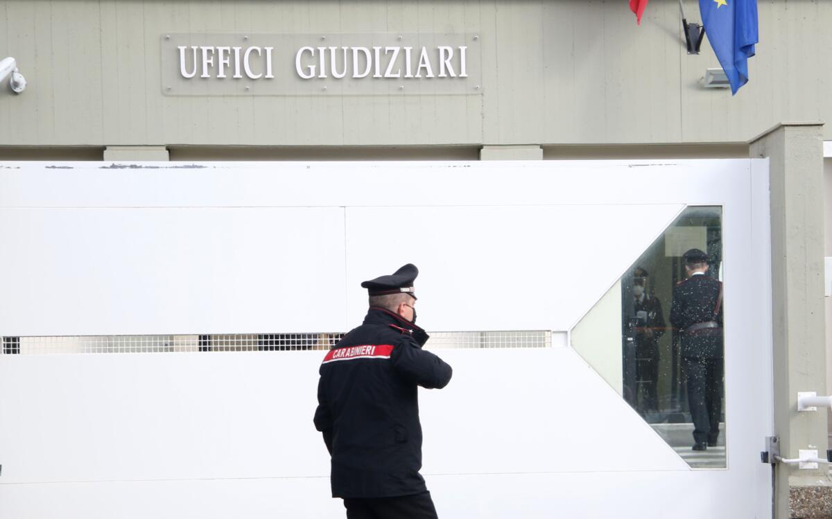 Galleria foto 'Mafia a Bari, trema il clan Strisciuglio: ci sarebbe un nuovo pentito' - foto 1
