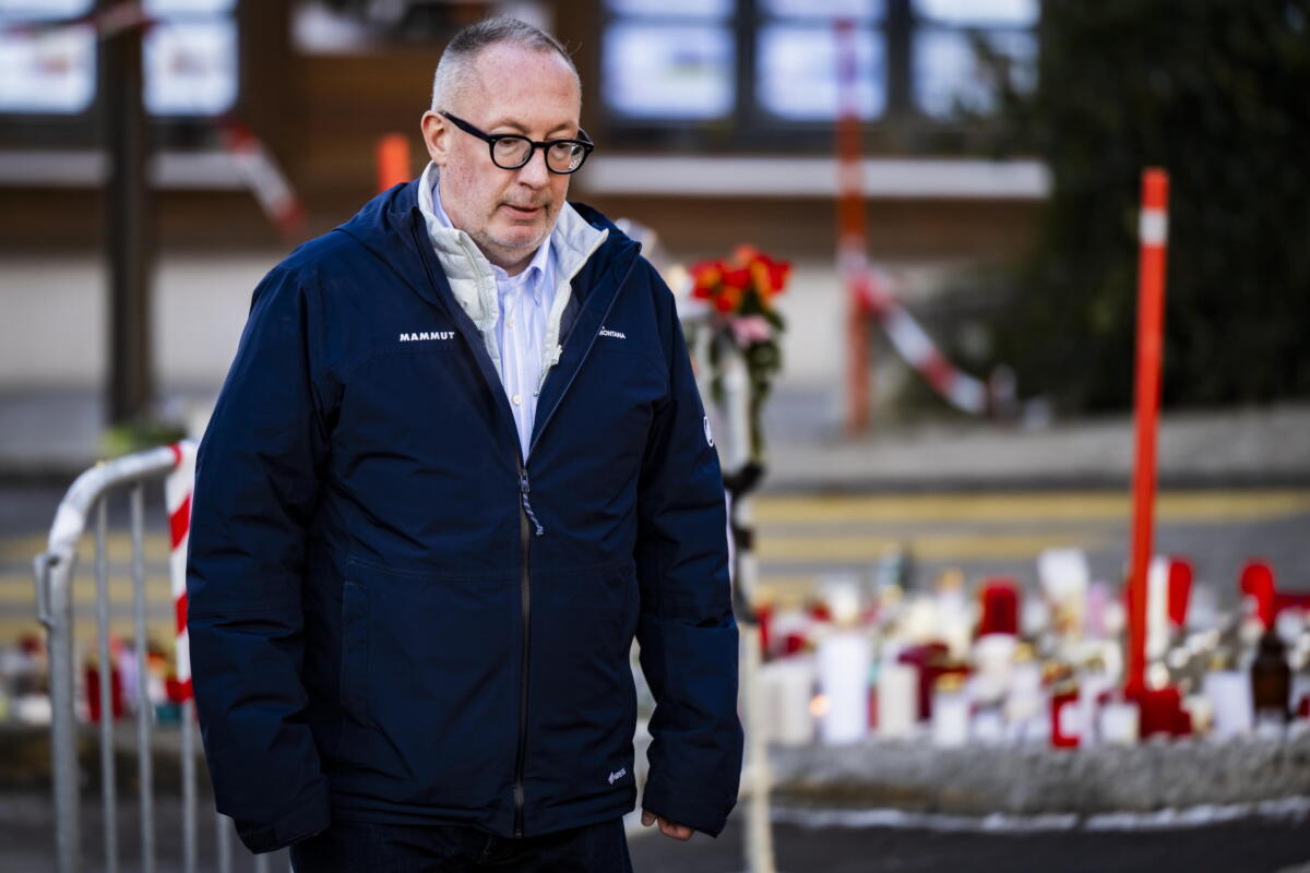 Crans-Montana, cinque nuovi indagati per la strage di Capodanno: c’è anche il sindaco Crans-Montana, cinque nuovi indagati per la strage di Capodanno: c’è anche il sindaco