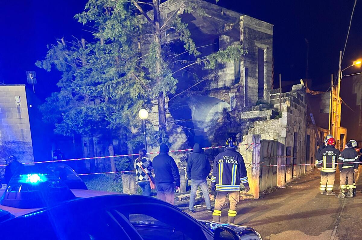 Galleria foto 'Paura a Sanarica, crolla parte di un edificio: sul posto i vigili del fuoco, nessun ferito' - foto 1