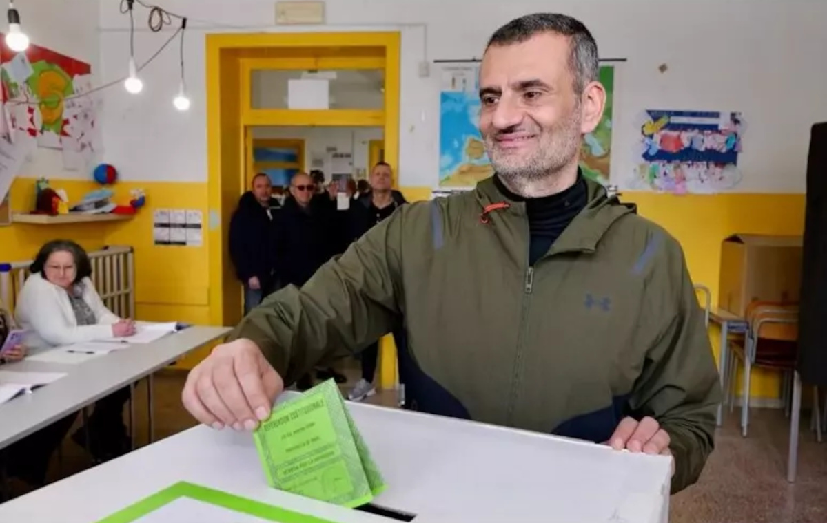 Galleria foto 'Referendum sulla Giustizia, Decaro vota a Bari: «Purtroppo è diventata la battaglia di una parte politica»' - foto 1