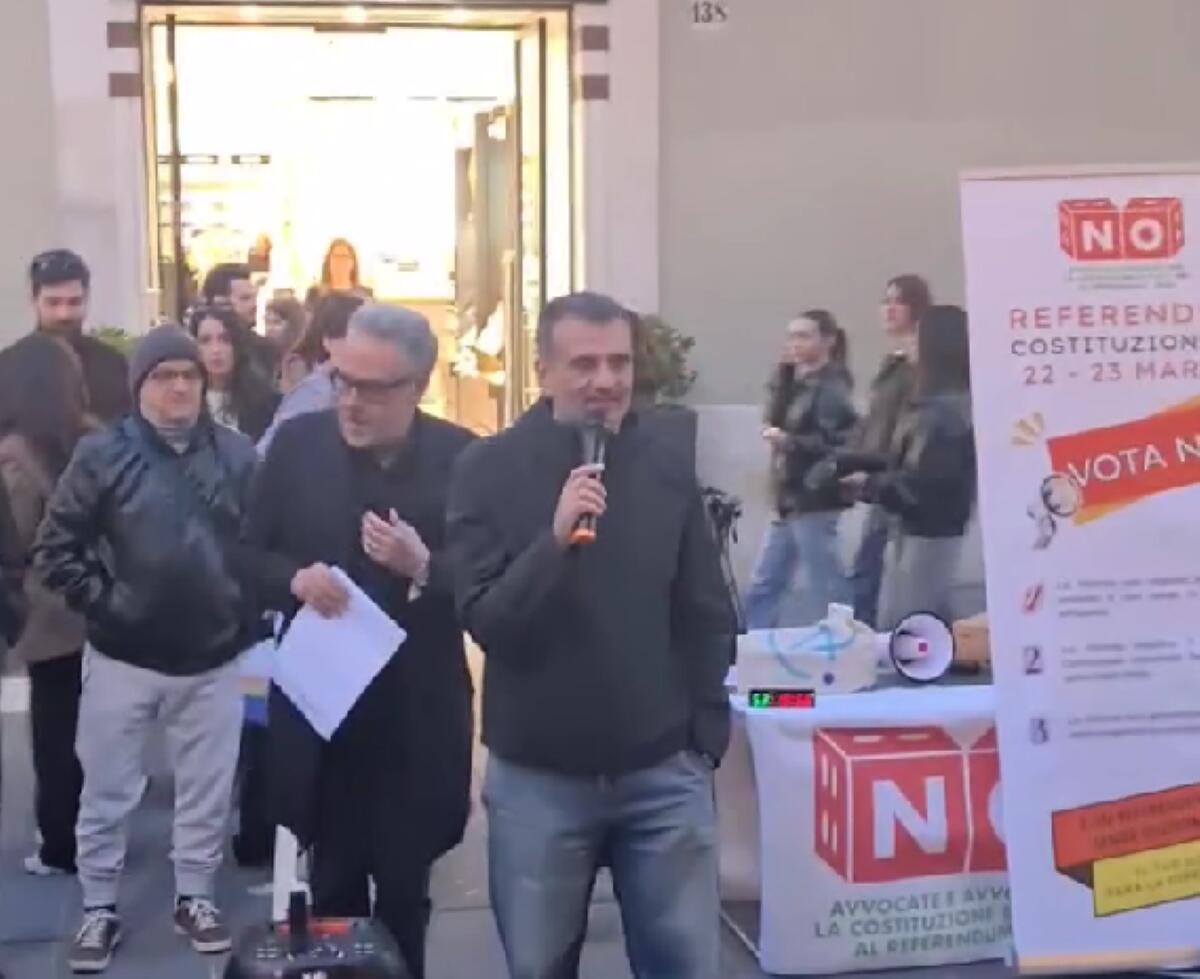 Galleria foto '«È morta la democrazia»: a Bari il corteo funebre contro la riforma della giustizia. Decaro: «Voterò No» – VIDEO' - foto 3
