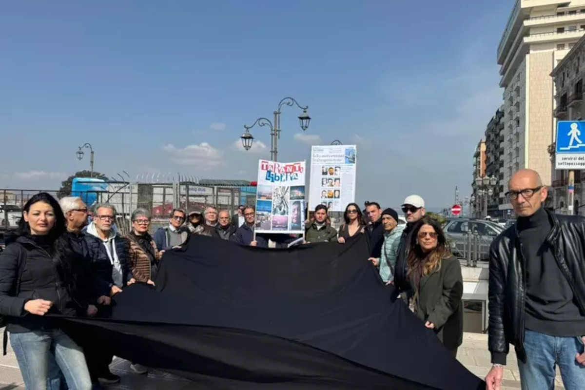 Galleria foto 'Operaio morto all’ex Ilva di Taranto, attivisti presentano una denuncia penale contro i vertici e il ministro Urso' - foto 1
