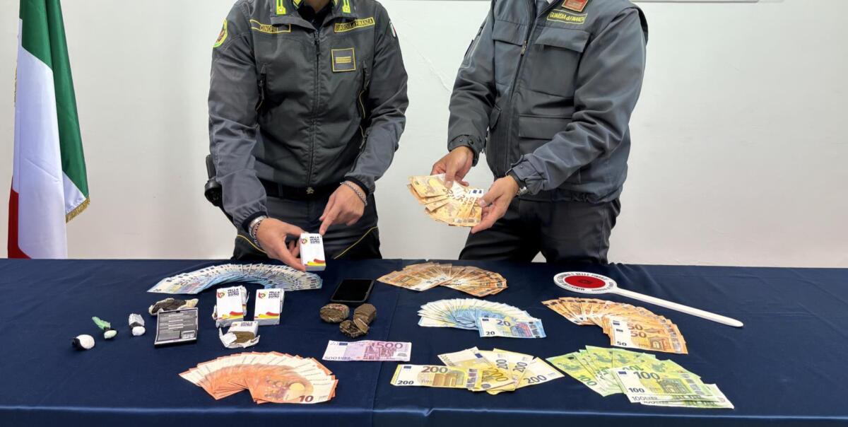 Galleria foto 'Brindisi, a casa a quasi un chilo di hashish e 8.500 euro in contanti: arrestato un 25enne' - foto 1