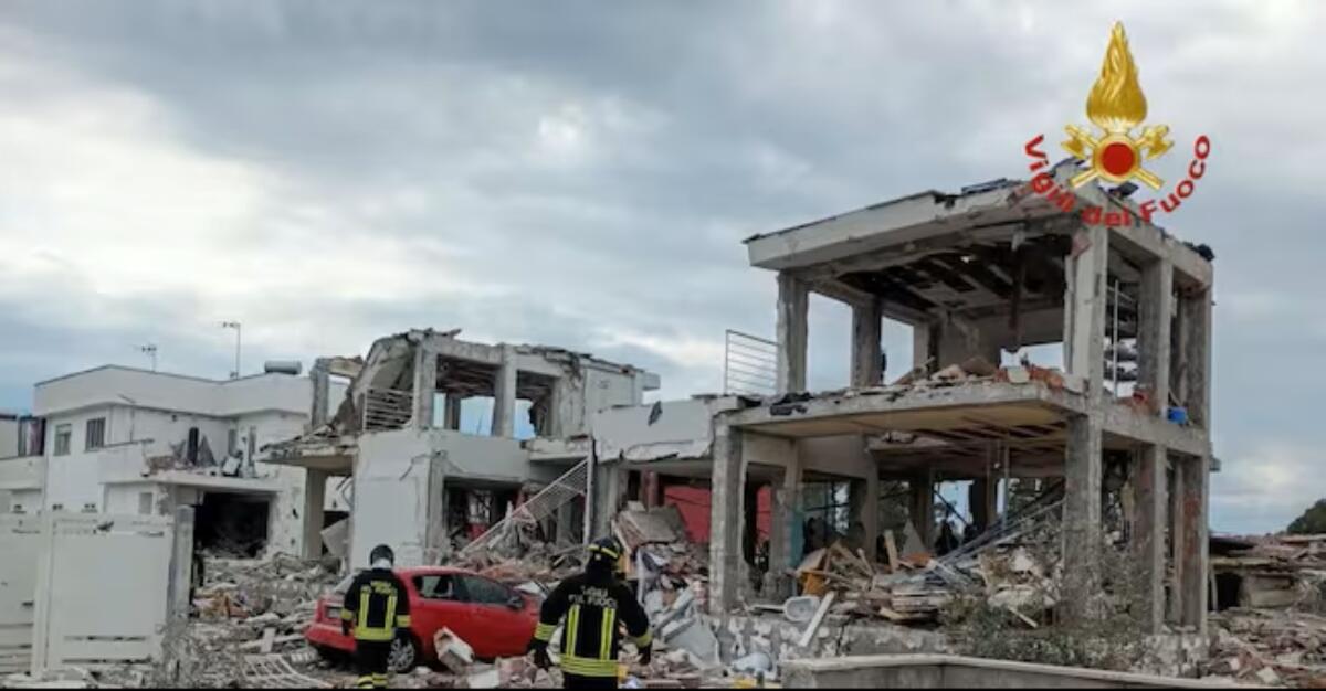 Galleria foto 'Esplosione in palazzina a Roma, due coniugi ricoverati con ferite gravi' - foto 1