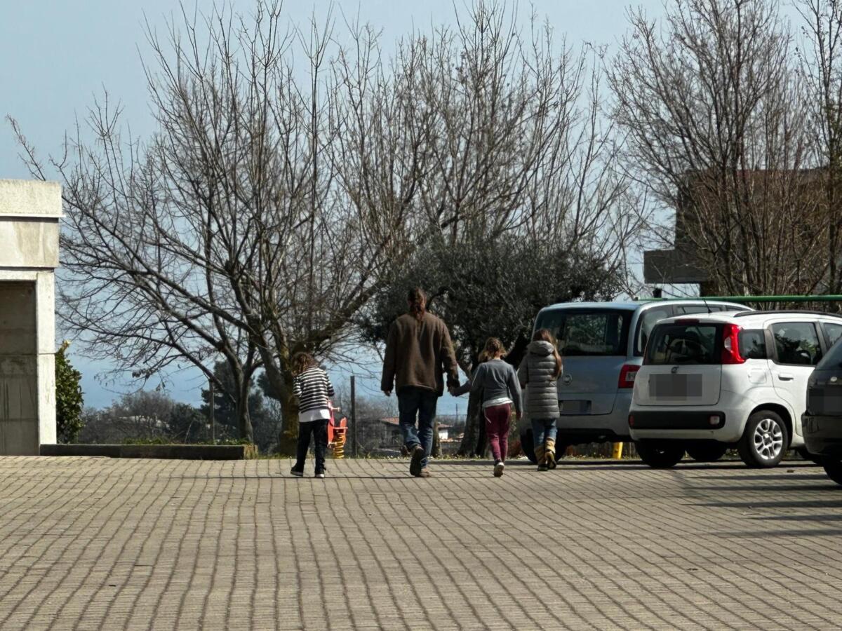 Galleria foto 'Famiglia nel bosco, arrivano gli ispettori del ministero della Giustizia: «Quei bimbi rischiano l’adozione»' - foto 1