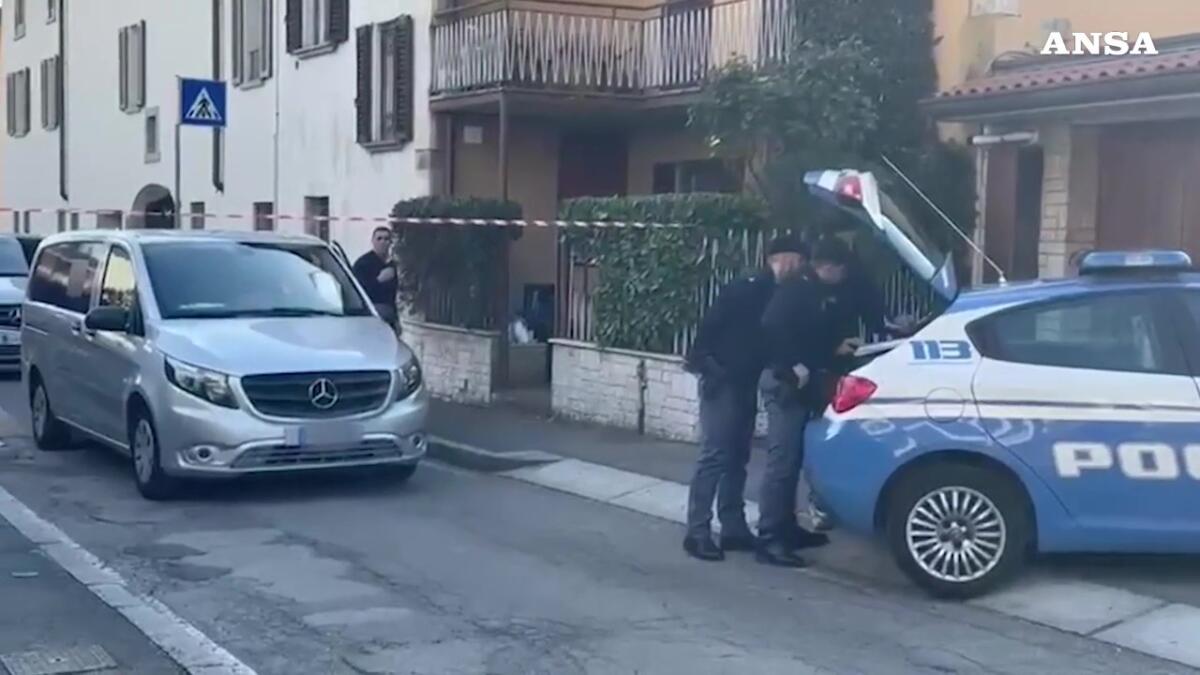 Galleria foto 'Bergamo: accoltella e uccide la moglie in casa, poi tenta il suicidio – VIDEO' - foto 1