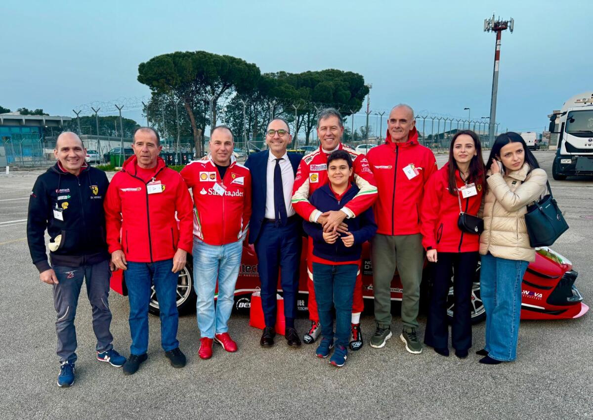 Galleria foto 'Adrenalina all’aeroporto di Foggia, la Ferrari di Peruggini sfreccia a 285 chilometri orari in un test di velocità – FOTO e VIDEO' - foto 1