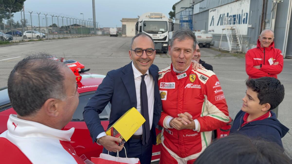 Galleria foto 'Adrenalina all’aeroporto di Foggia, la Ferrari di Peruggini sfreccia a 285 chilometri orari in un test di velocità – FOTO e VIDEO' - foto 2