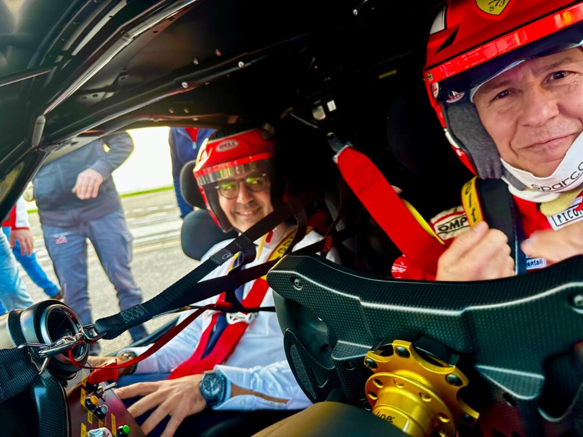 Galleria foto 'Adrenalina all’aeroporto di Foggia, la Ferrari di Peruggini sfreccia a 285 chilometri orari in un test di velocità – FOTO e VIDEO' - foto 3