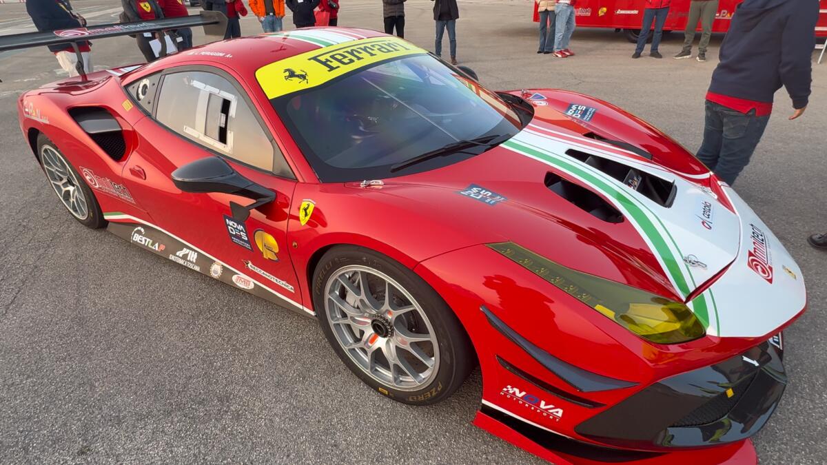 Galleria foto 'Adrenalina all’aeroporto di Foggia, la Ferrari di Peruggini sfreccia a 285 chilometri orari in un test di velocità – FOTO e VIDEO' - foto 7