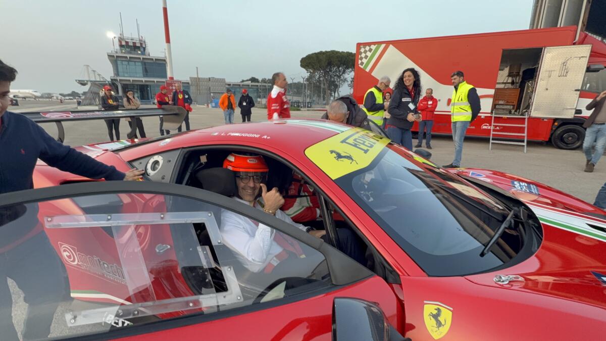 Galleria foto 'Adrenalina all’aeroporto di Foggia, la Ferrari di Peruggini sfreccia a 285 chilometri orari in un test di velocità – FOTO e VIDEO' - foto 6