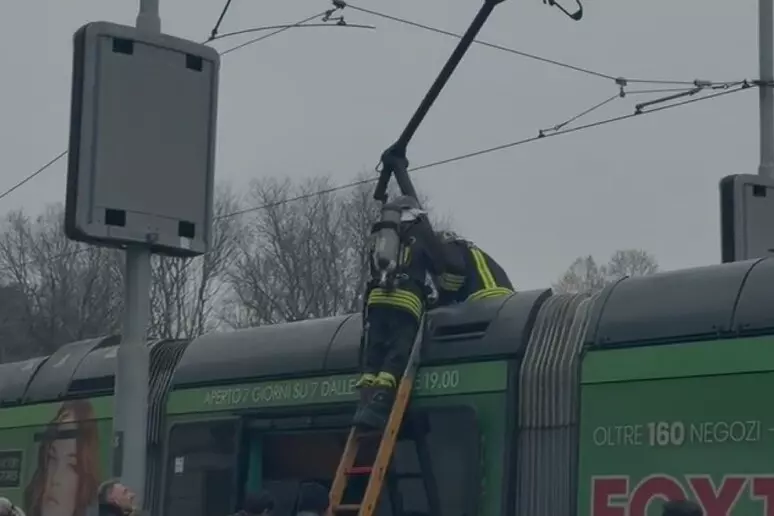 Galleria foto 'Milano, principio di incendio su un tram della linea 27. Illesi i passeggeri' - foto 1