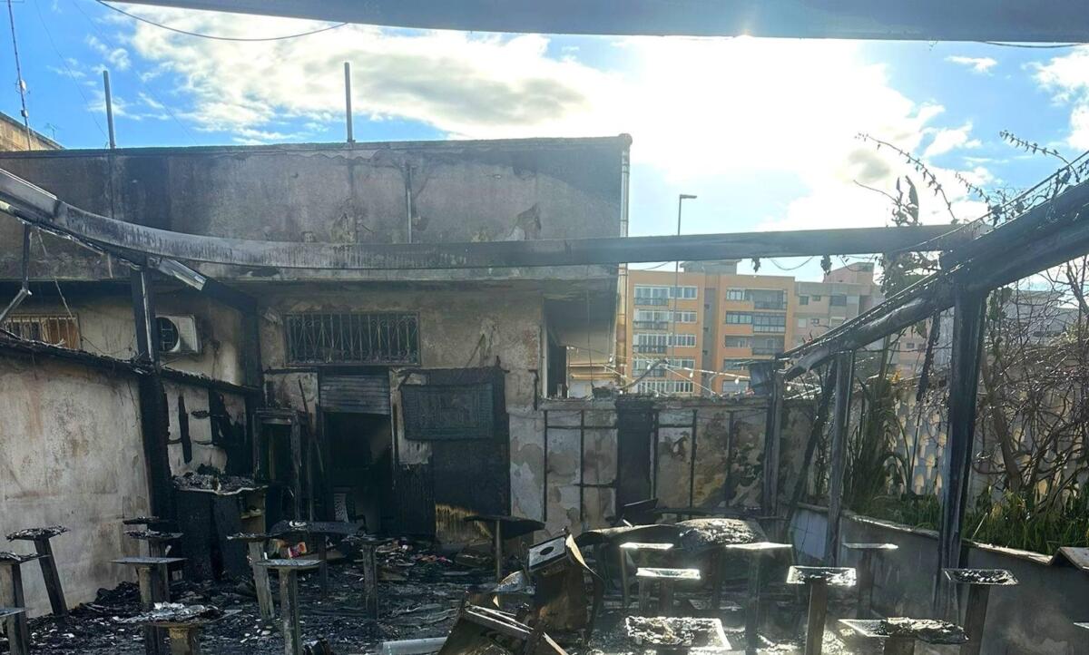 Galleria foto 'Pizzeria distrutta da un incendio a Bari: è la seconda volta in un anno. Nessun ferito' - foto 1