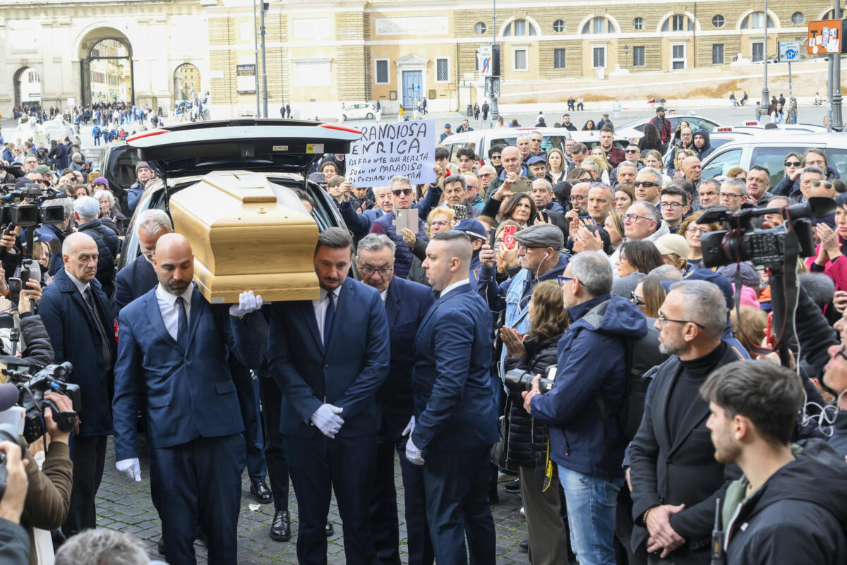 Galleria foto 'L’ultimo saluto a Enrica Bonaccorti nella Chiesa degli Artisti a Roma' - foto 1