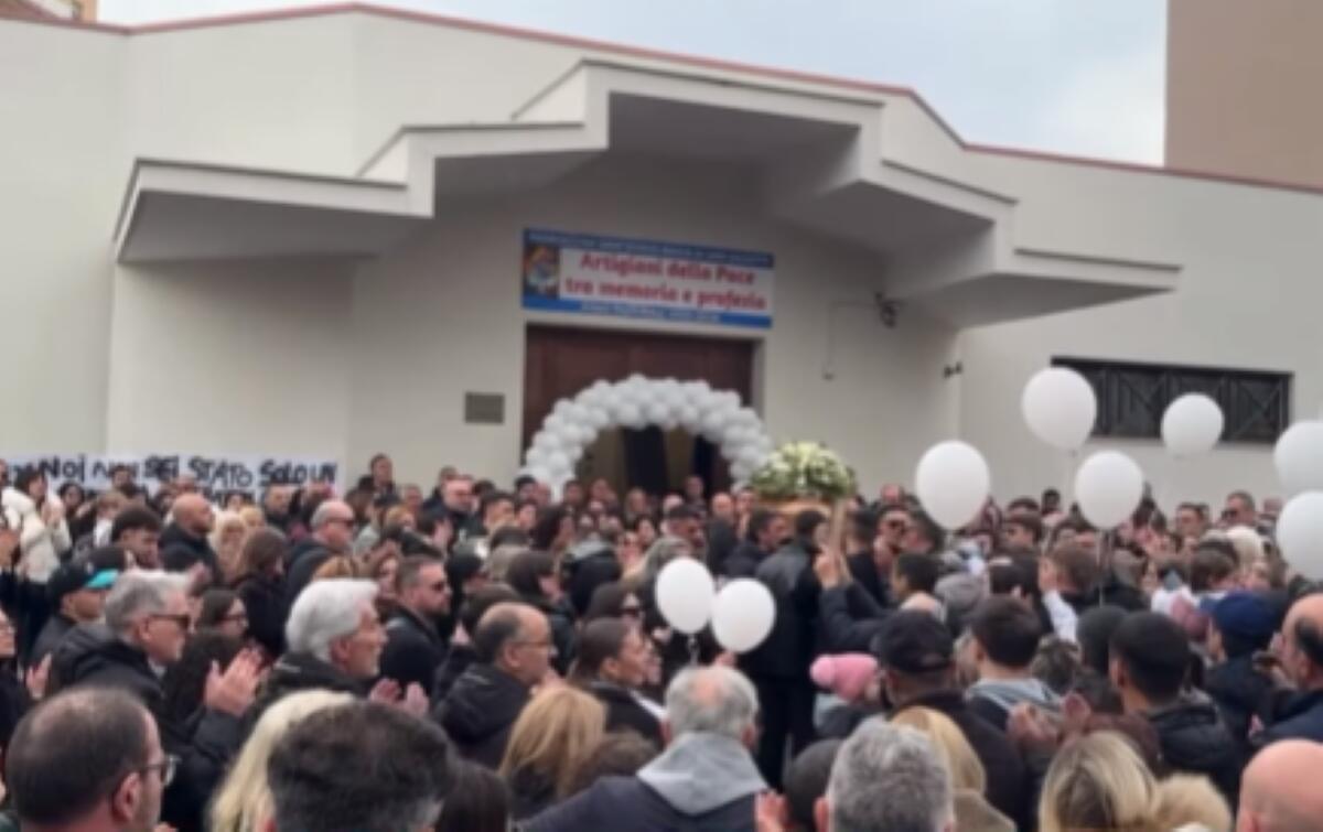 Galleria foto 'L’addio a Loris Costantino: Taranto si ferma per i funerali dell’operaio 36enne morto all’ex Ilva' - foto 1
