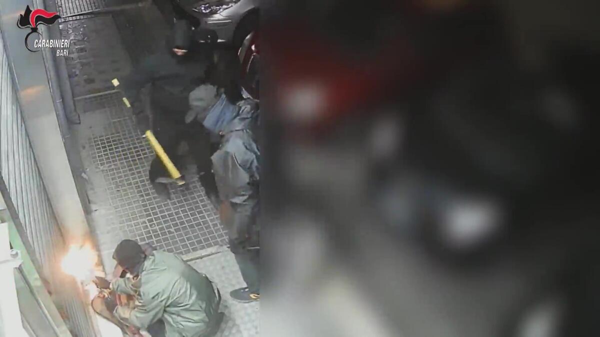 Galleria foto 'Bari, smantellato un gruppo di ladri e rapinatori: 10 arresti, 16 indagati. Erano il terrore di tabaccherie e gioiellerie – VIDEO' - foto 1