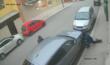Orta Nova, rubano suv appena parcheggiato in 2 minuti: inutile il tentativo della proprietaria di fermarli – VIDEO