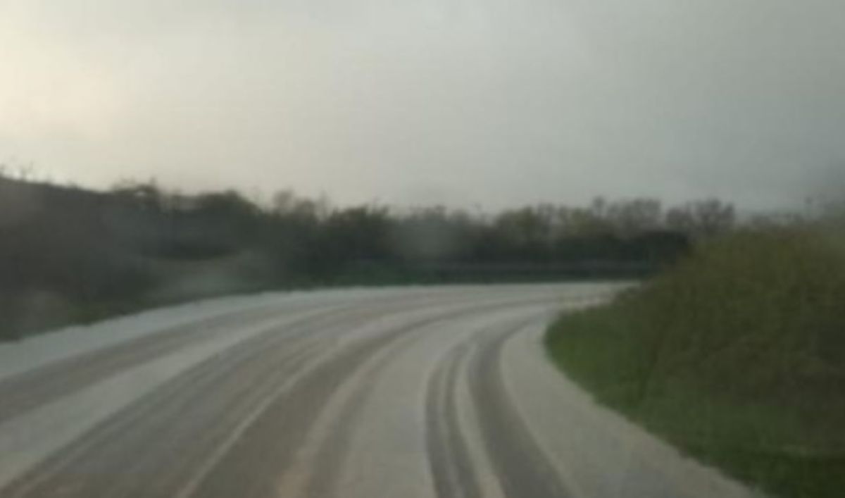 Maltempo in Puglia, violenta grandinata sul Gargano: strade imbiancate come neve Maltempo in Puglia, violenta grandinata sul Gargano: strade imbiancate come neve