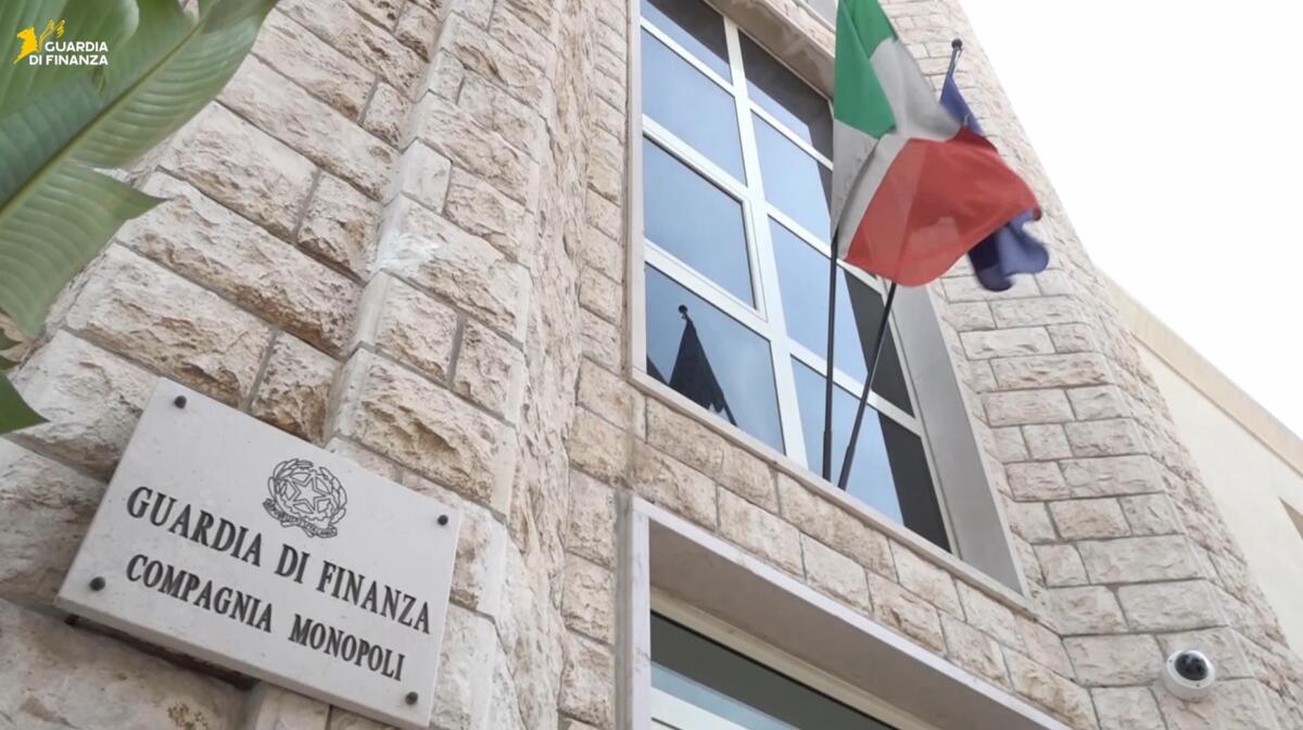 Galleria foto 'Monopoli, i soldi di un parente disabile usati per le ristrutturazioni: tre denunce, sequestrati 150mila euro' - foto 1