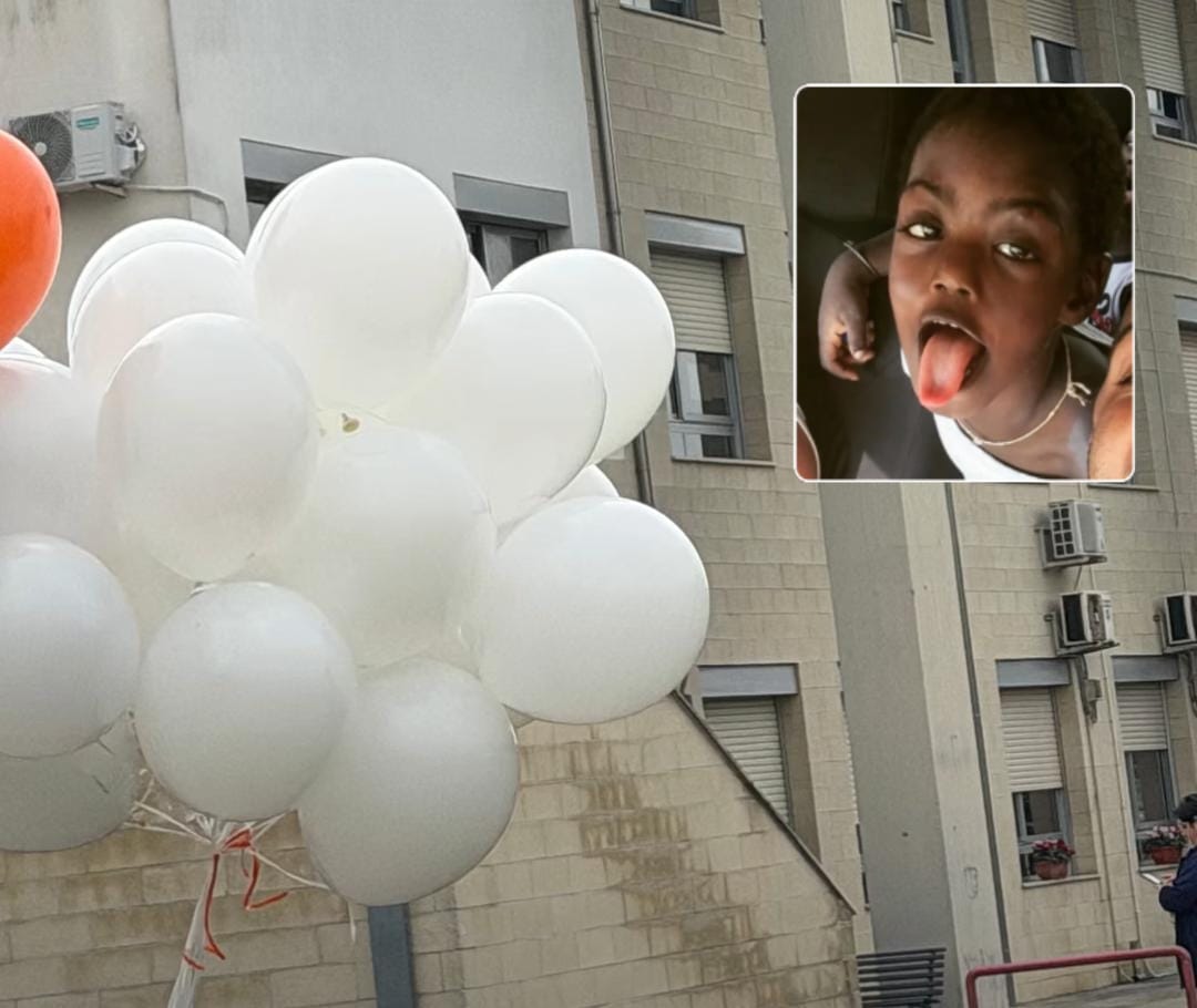Galleria foto 'Lecce dà l’ultimo saluto al piccolo Ibra. Il padre Khadim: «Oggi è il figlio di tutti, oltre ogni barriera»' - foto 1