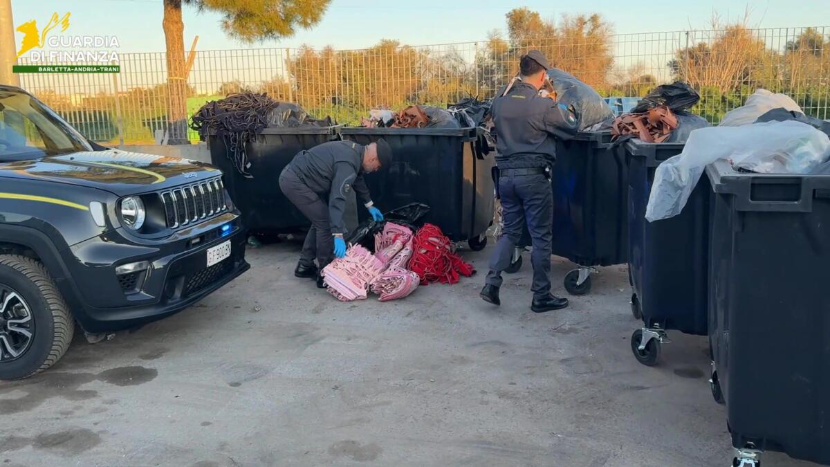 Barletta, rifiuti abbandonati e lavoratori in nero nell’azienda tessile: denunciato un imprenditore 49enne Barletta, rifiuti abbandonati e lavoratori in nero nell’azienda tessile: denunciato un imprenditore 49enne