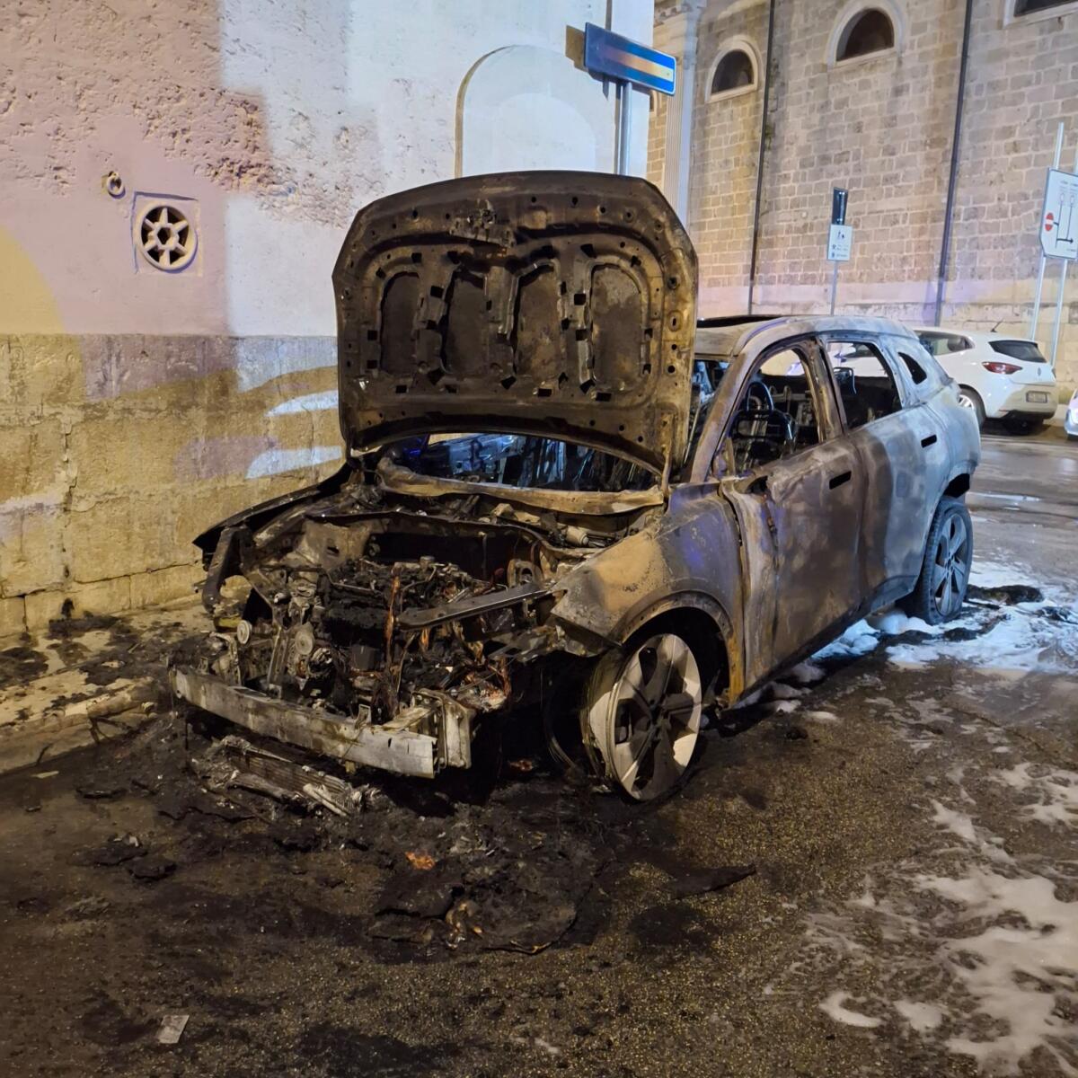 Notte di fuoco nel Barese, incendi distruggono tre auto a Mola e Gioia del Colle: indagano i carabinieri – VIDEO Notte di fuoco nel Barese, incendi distruggono tre auto a Mola e Gioia del Colle: indagano i carabinieri – VIDEO