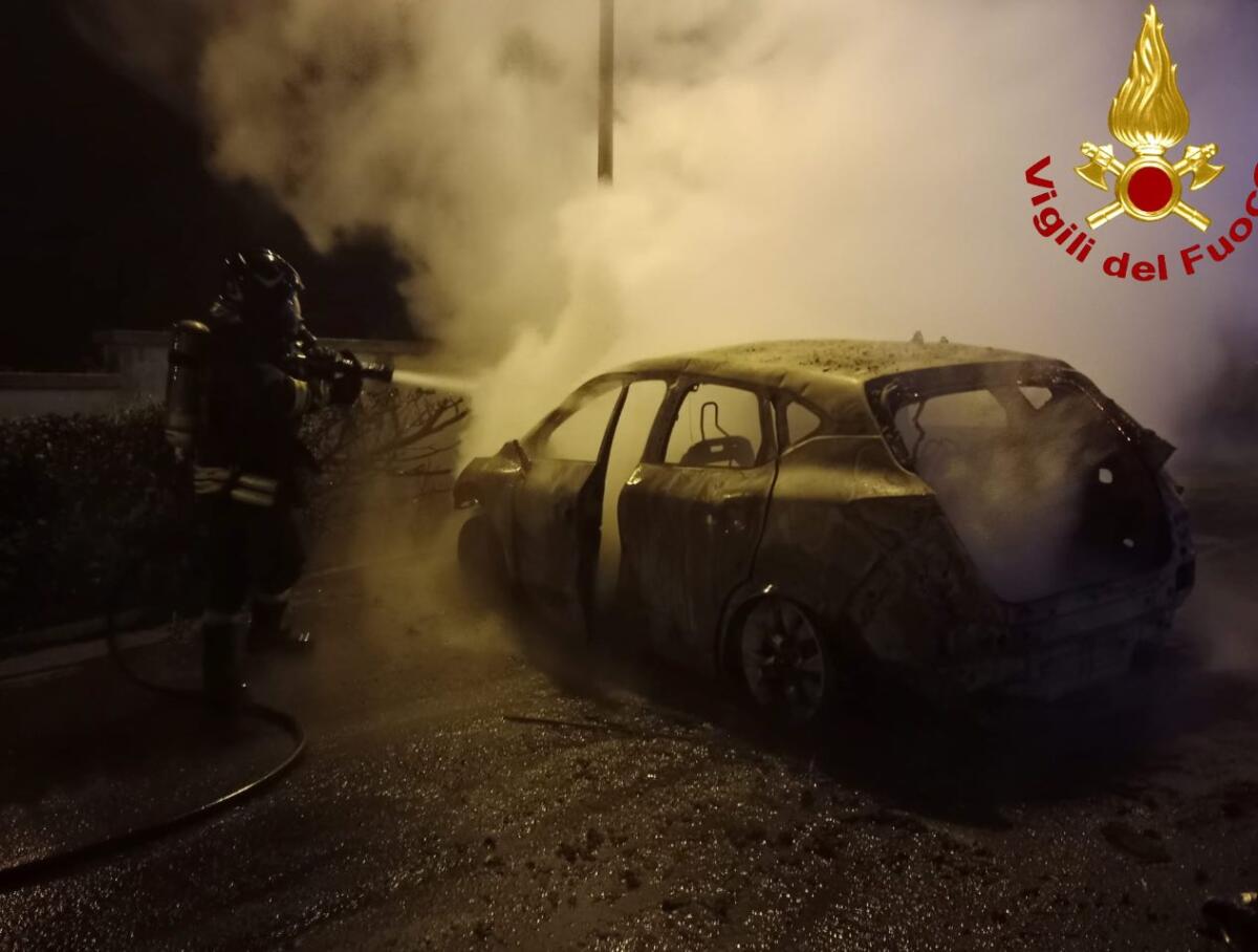 Galleria foto 'Scorrano, auto di un’infermiera distrutta in un incendio nel parcheggio dell’ospedale: si indaga' - foto 1