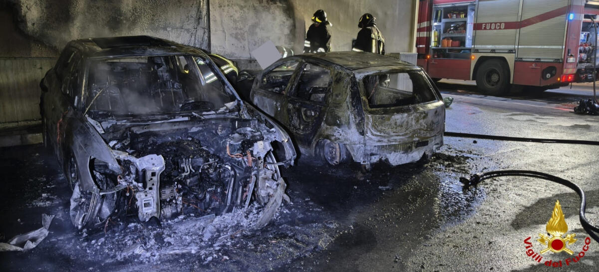 Notte di fuoco nel Barese, incendi distruggono tre auto a Mola e Gioia del Colle: indagano i carabinieri – VIDEO Notte di fuoco nel Barese, incendi distruggono tre auto a Mola e Gioia del Colle: indagano i carabinieri – VIDEO