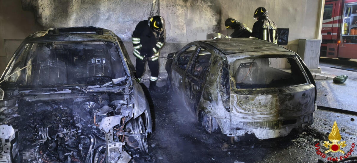 Notte di fuoco nel Barese, incendi distruggono tre auto a Mola e Gioia del Colle: indagano i carabinieri – VIDEO Notte di fuoco nel Barese, incendi distruggono tre auto a Mola e Gioia del Colle: indagano i carabinieri – VIDEO