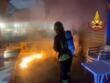 Brindisi, un uomo incappucciato appicca l’incendio all’esterno di un bar: ripreso dalle telecamere – VIDEO