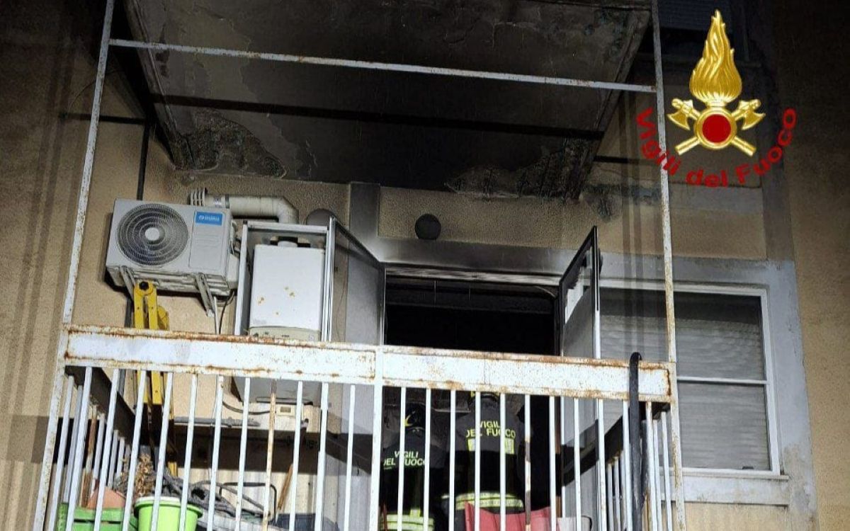 Galleria foto 'Paura a Brindisi, incendio in un appartamento: le fiamme partite dalla cucina. Una persona in salvo' - foto 1