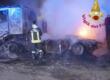 Fiamme nella notte a Soleto, distrutti un camion e un muletto in un’azienda: si indaga