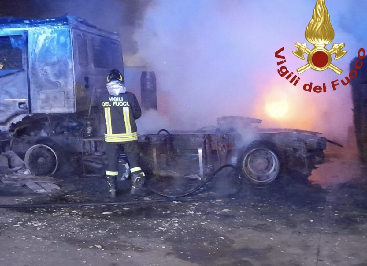 Galleria foto 'Fiamme nella notte a Soleto, distrutti un camion e un muletto in un’azienda: si indaga' - foto 1