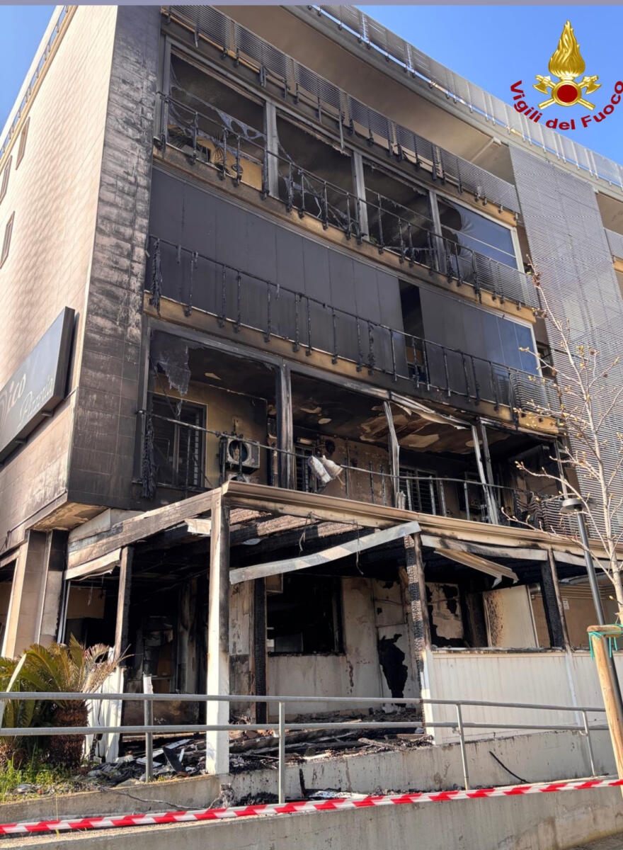 Galleria foto 'Bari, pauroso incendio nel quartiere Sant’Anna: fiamme in una pizzeria. Evacuate 16 famiglie – FOTO' - foto 7
