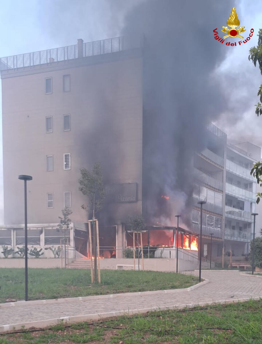 Galleria foto 'Bari, pauroso incendio nel quartiere Sant’Anna: fiamme in una pizzeria. Evacuate 16 famiglie – FOTO' - foto 6