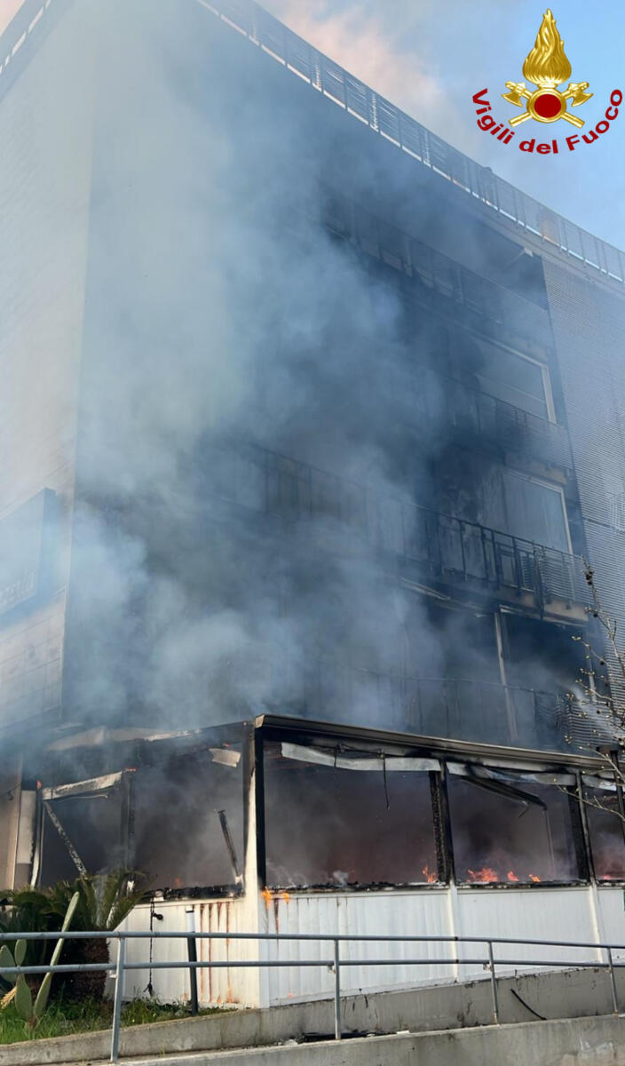 Galleria foto 'Bari, pauroso incendio nel quartiere Sant’Anna: fiamme in una pizzeria. Evacuate 16 famiglie – FOTO' - foto 5