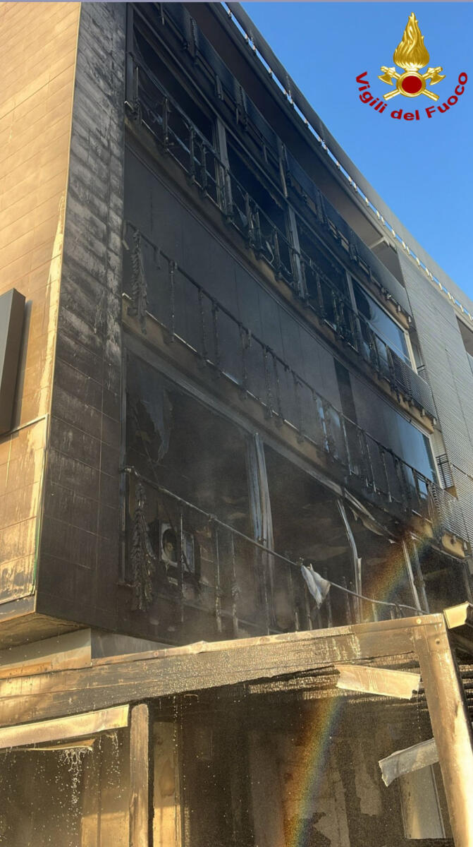 Galleria foto 'Bari, pauroso incendio nel quartiere Sant’Anna: fiamme in una pizzeria. Evacuate 16 famiglie – FOTO' - foto 4