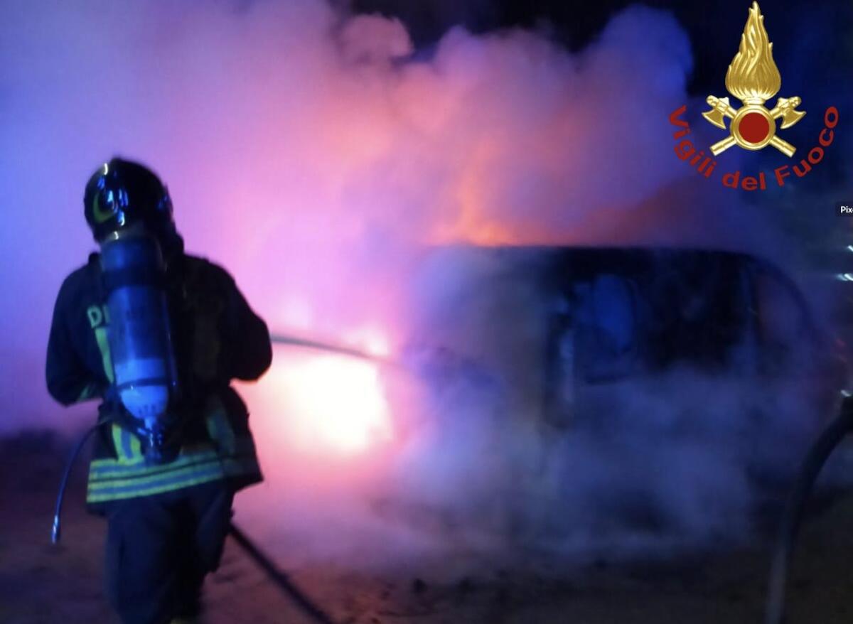 Galleria foto 'Salve, incendio nella notte: distrutto un furgone parcheggiato in strada. Indagano i carabinieri' - foto 1