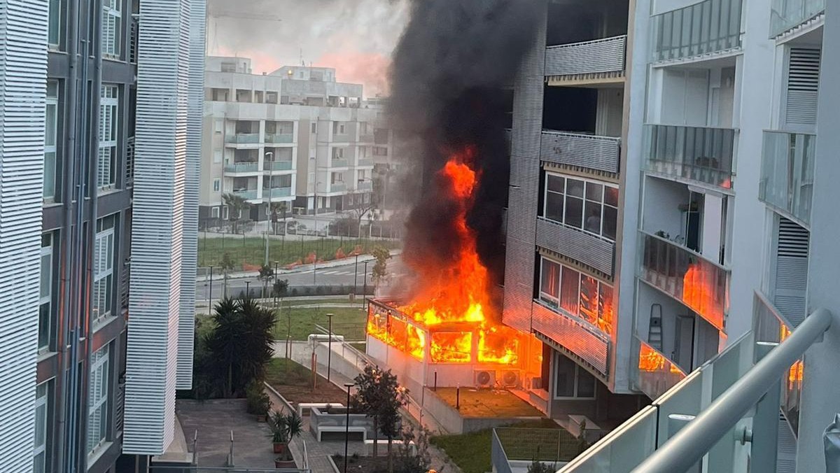 Galleria foto 'Bari, pauroso incendio nel quartiere Sant’Anna: fiamme in una pizzeria. Evacuate 16 famiglie – FOTO' - foto 3