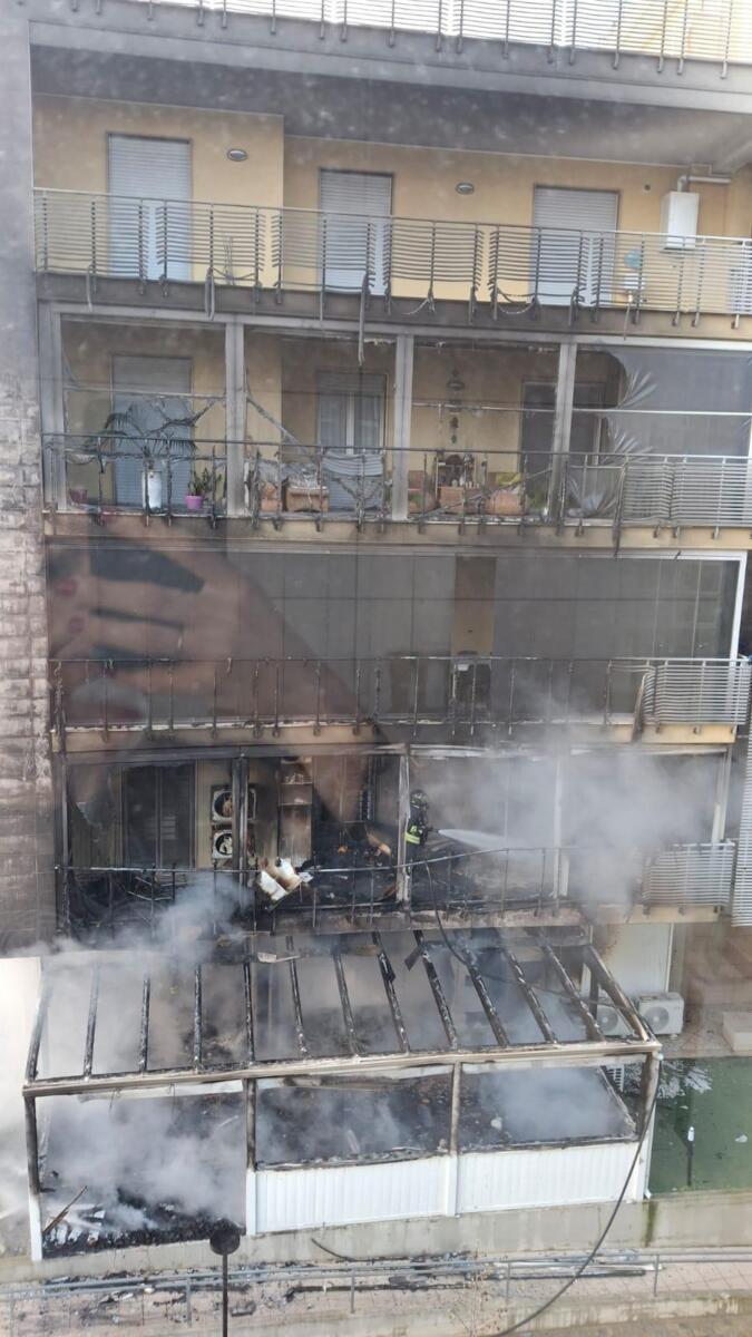 Galleria foto 'Bari, pauroso incendio nel quartiere Sant’Anna: fiamme in una pizzeria. Evacuate 16 famiglie – FOTO' - foto 1