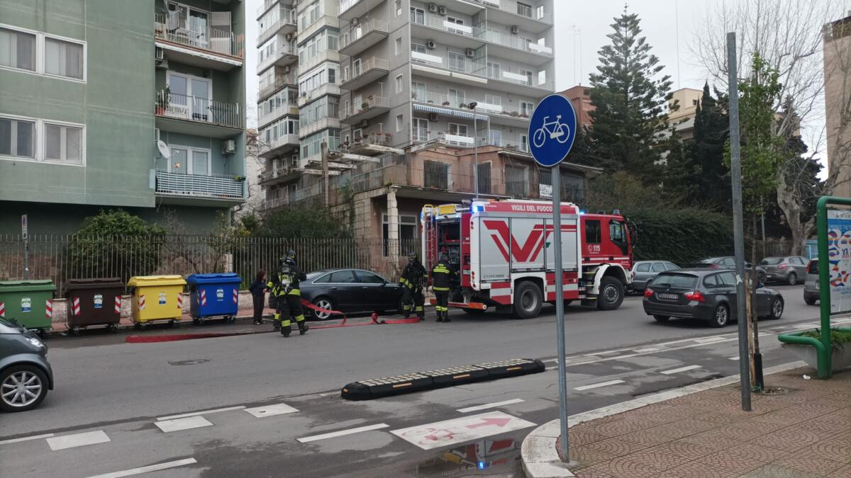 Paura a Taranto, incendio in un appartamento all’ultimo piano di un palazzo: in salvo una donna – VIDEO