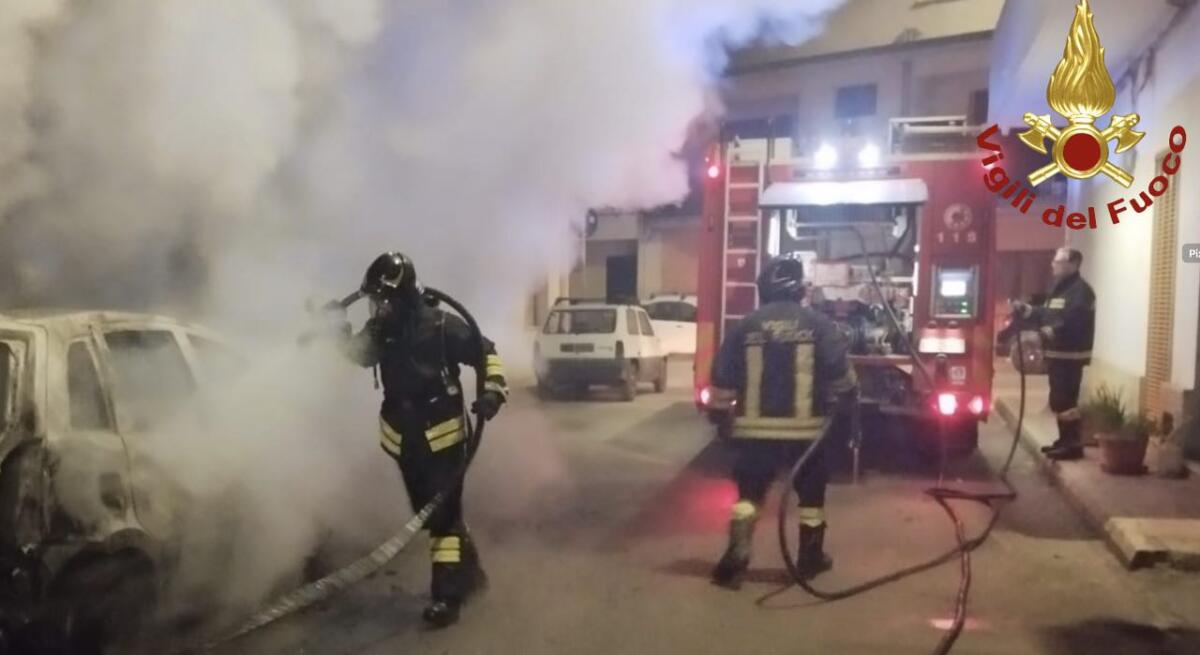 Galleria foto 'Fiamme nella notte nel Salento, due incendi distruggono auto a Galatone e Lecce: indagini in corso' - foto 1