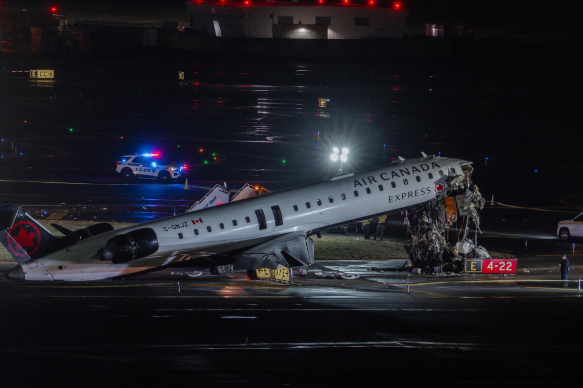 Galleria foto 'Scontro tra un aereo e un veicolo su una pista del “LaGuardia” di New York: due morti – VIDEO' - foto 1