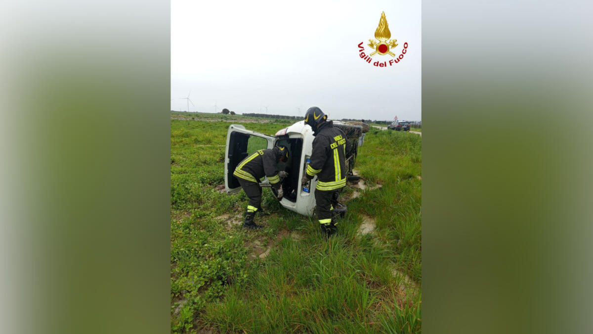 Galleria foto 'Incidente sulla provinciale tra Mesagne e San Pietro Vernotico, auto fuori strada: un ferito' - foto 1