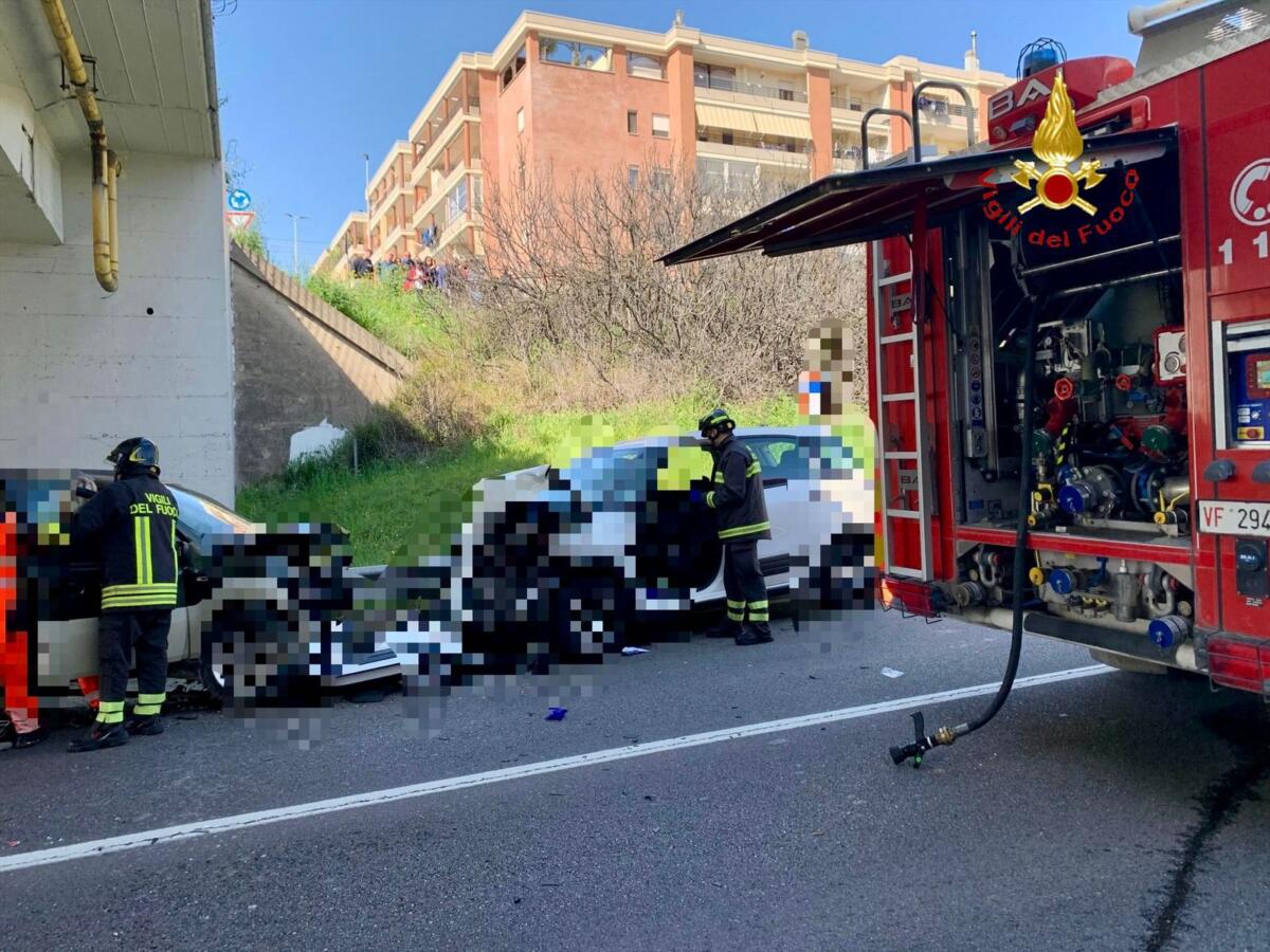 Galleria foto 'Incidente sulla statale 7 “Appia” all’ingresso di Matera, scontro frontale tra due auto: un morto – FOTO' - foto 1