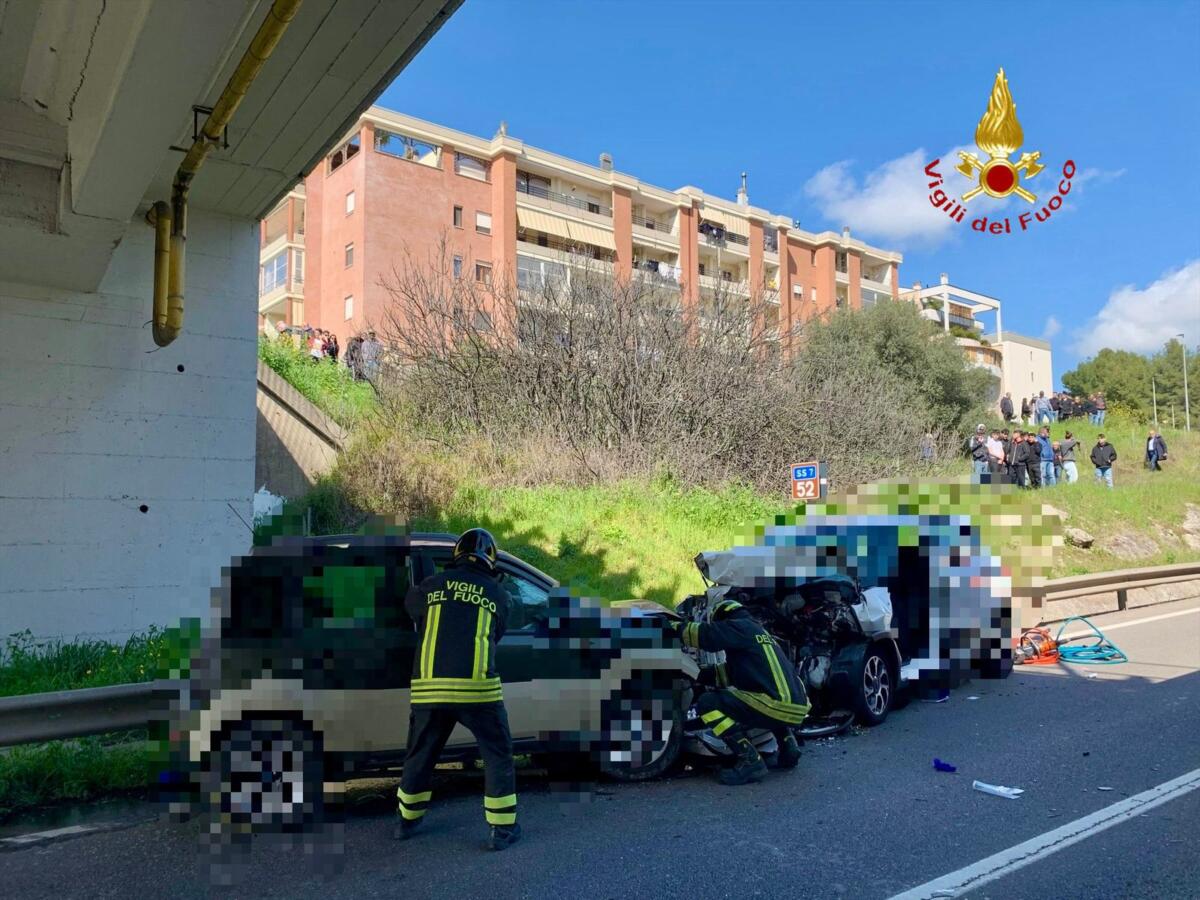Galleria foto 'Incidente sulla statale 7 “Appia” all’ingresso di Matera, scontro frontale tra due auto: un morto – FOTO' - foto 3