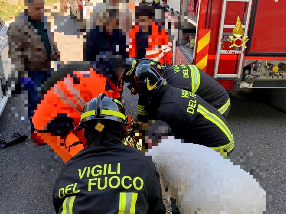 Galleria foto 'Incidente sulla statale 7 “Appia” all’ingresso di Matera, scontro frontale tra due auto: un morto – FOTO' - foto 2