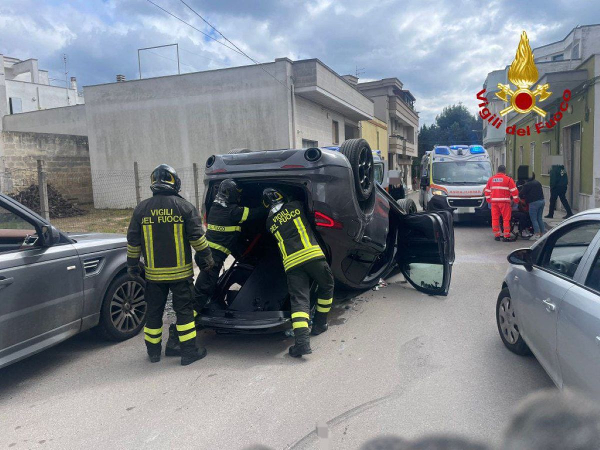 Galleria foto 'Incidente a Oria, auto si ribalta e finisce contro le altre vetture parcheggiate: ferite due donne' - foto 1