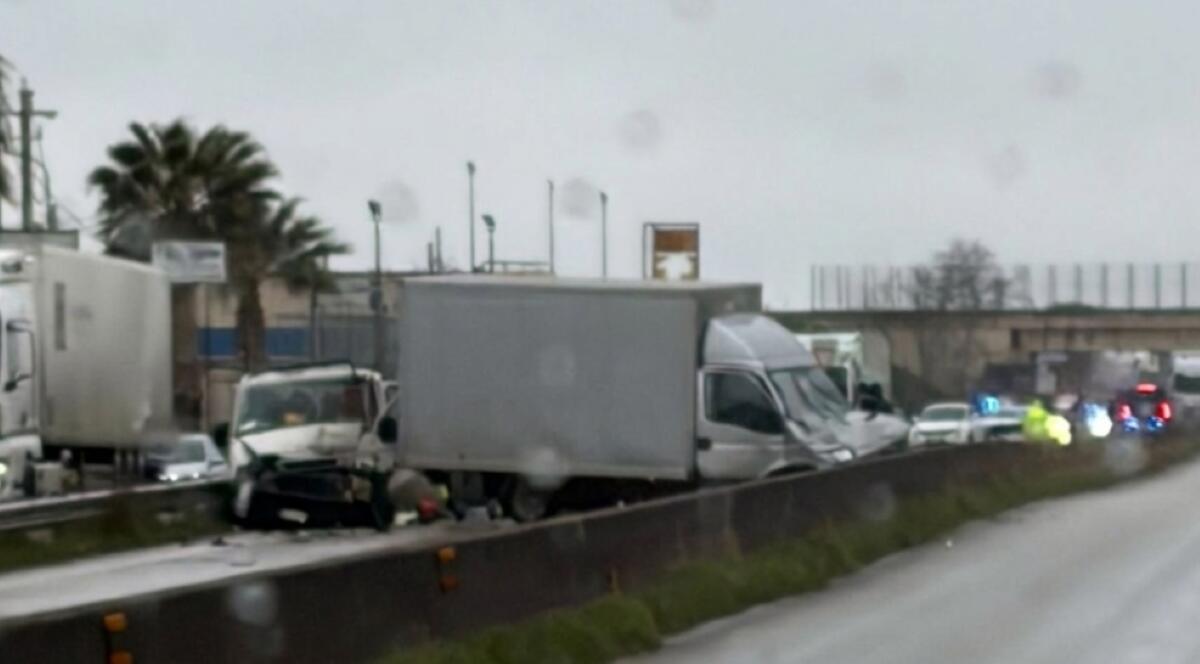 Galleria foto 'Incidente sulla provinciale tra Andria e Corato, diversi mezzi coinvolti: traffico in tilt' - foto 1
